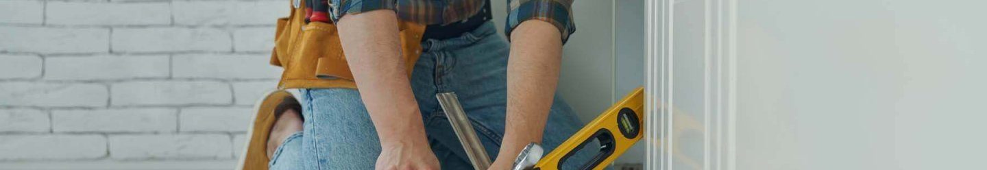 close-up-of-confident-handyman-preparing-tools-to-2022-12-16-14-08-30-utc-q405luk6gelt1lkfpaekkk0hby4v17r9mu29fmwkhc (2)